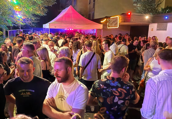 Anlaufstelle in den Nachtstunden für die Jungen und Junggebliebenen: die BOMBO BAR.