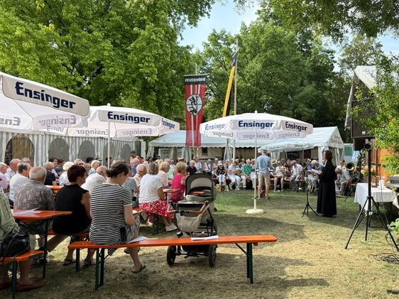 Gottesdienst am Sonntagmorgen beim Zelt des TSV Nordhausen mit Pfarrerin Hannah Gansky und den Posaunenchören Nordheim und Nordhausen.