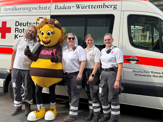 Ein besonderer Besucher am Parkfest-Sonntag: Hanni Hummel sagt hier dem DRK-Ortsverein Dankeschön.