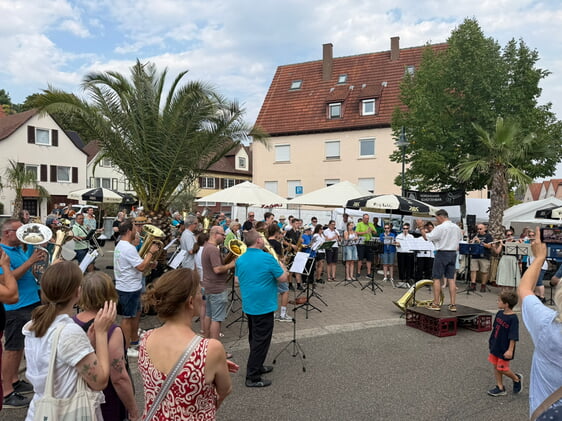 eine gelungene Einlage zum Jubiläum: musikalischer FlashMob am Sonntag vom „Posau-nenMusikverein Nordheim und Umgebung“