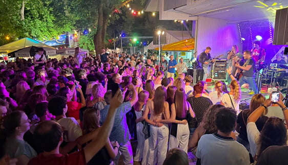 Am Montagabend sorgte die Band „Campus“ für gute Stimmung in der TSV-Arena.