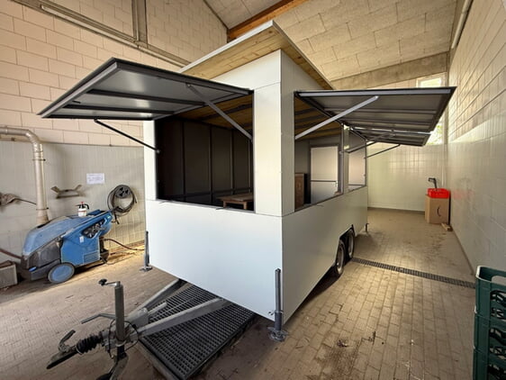 Von au&szlig;en so gut wie fertig; der Innenausbau wird derzeit vorbereitet. Noch steht der neue Getr&auml;nkewagen in der Waschhalle vom Bauhof, doch bald soll er bei den verschiedensten Gelegenheiten zum Einsatz kommen.