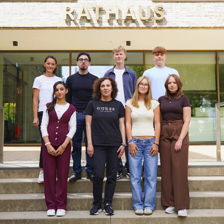 jeweils v.l.n.r. Vordere Reihe: Berfin Saglam, Ifigeneia Kesidou, Leni Klenk, Andreea-Klara Henger Hintere Reihe: Mihaela Weller, Dilan Midya, Michael Kloster, Louis Kreutzmann