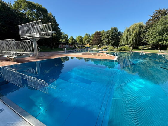 Das Freibad ist leer, die Badesaison 2026 zu Ende. Das Freibadteam hat mit der Einwinterung begonnen.