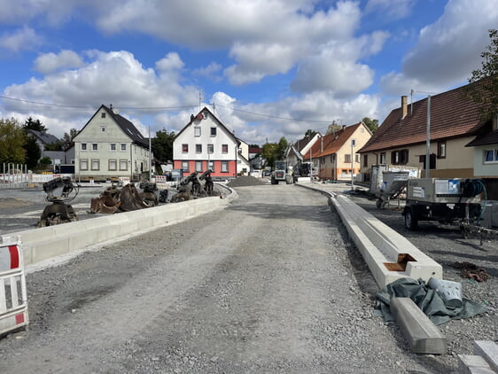 Abgegrenzter Fahrbahnverlauf der Zaberg&auml;ustra&szlig;e durch die Einfassung mit Busbordsteinen im Vordergrund und Granitsteinen im Hintergrund.