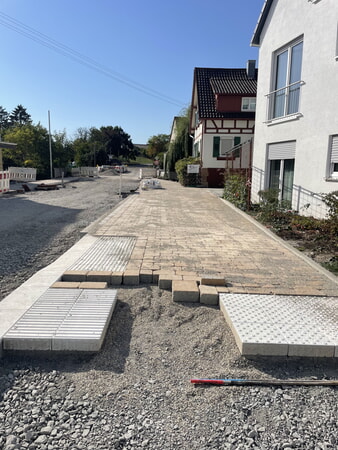 Neu gepflasterter Gehwegfläche mit Blindenleitsystem in der Zabergäustraße.