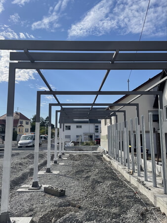Stahlbauwerk der Pergola – zum Teil noch von Schutzfolie umwickelt