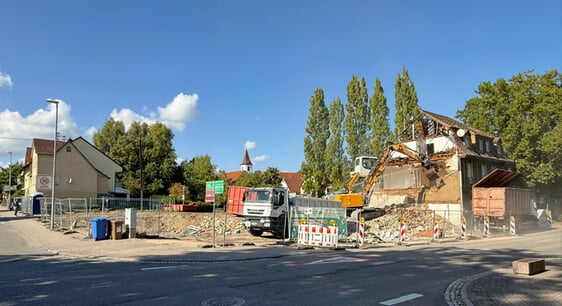 Noch wird abgebrochen: An der Ecke Lauffener Straße/Südstraße entsteht mit dem Projekt „Sonnengarten“ künftig Wohnraum für Menschen mit Behinderung und 14 weitere geförderte Wohnungen.