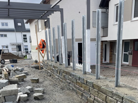 Vier Steinreihen aus Gneis sind bereits gemauert.