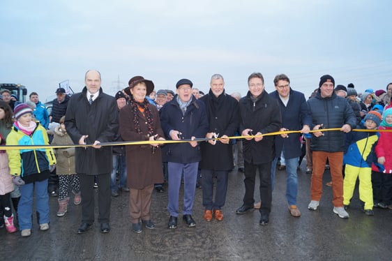 Ein kleiner Schnitt für die Offiziellen – ein großer Schritt für Nordhausen. Von links nach rechts Andreas Hollatz vom Regierungspräsidium Stuttgart, Friedlinde Gurr-Hirsch MdL; Verkehrsminister Winfried Hermann, Landrat Detlef Piepenburg, Bürgermeister Volker Schiek, Daniel Renkonen MdL, Projektleiter Lars Friedel