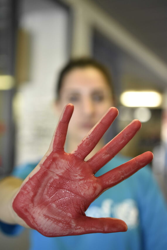 "Red Hand Day" am Hölderlin-Gymnasium Lauffen