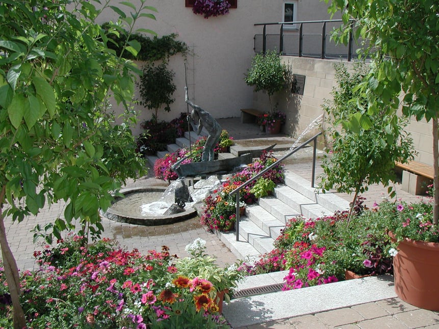 Der Kirchplatz in Nordheim mit dem Glockenstupferbrunnnen von Karl-Henning Seemann