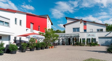 Außenansicht Müllers Weingut im Auerberg