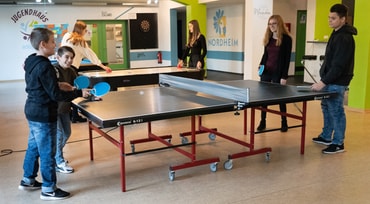 Jugendhaus, Jugendliche beim Tischtennis spielen