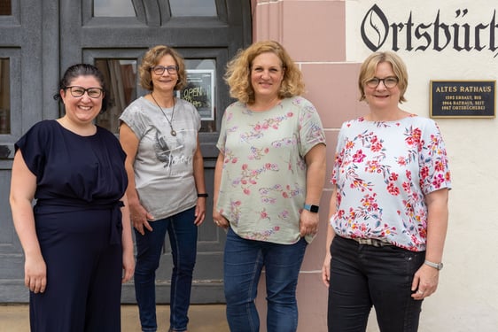Das Team der Ortsbücherei freut sich auf Ihren Besuch: v.l.n.r. Nadin Cicek, Gaby von Olnhausen-Drexler, Diana Rumold, Anja Schadenberger