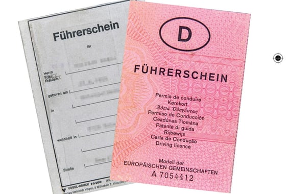 grauer und rosa Führerschein