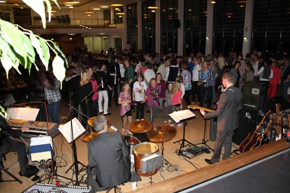 Bild feiernder Frauen in der Festhalle