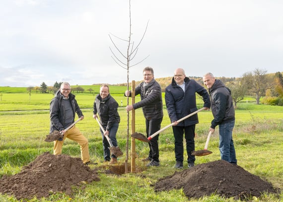 Bild Biotopsvernetzungskonzeption mit LR Heuser Baumpflanzaktion