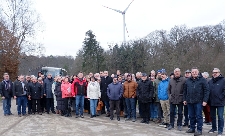 Gruppenfoto mit einem von achtzehn Windrädern im Hardthäuser Wald: Brackenheim, Schwaigern, Leingarten, Nordheim und Graf Neipperg informierten sich gemeinsam zum Thema Windenergie.