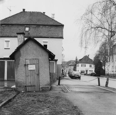 Waaghäuschen mit Bodenwaage in der Bahnhofstraße. Im Hintergrund das Gasthaus „Ochsen“.