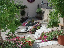 Der Kirchplatz in Nordheim mit dem Glockenstupferbrunnnen von Karl-Henning Seemann